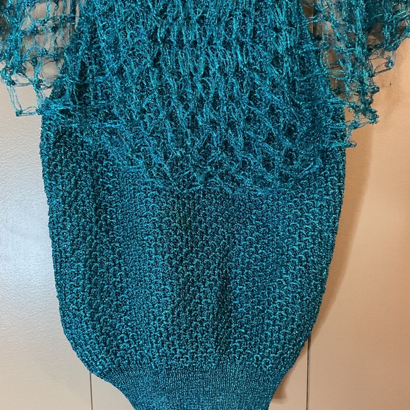 UNBRANDED HAND CROCHETED BLOUSE GREEN/BLUE SIZE MAY BE A SMALL. - Picture 2 of 9